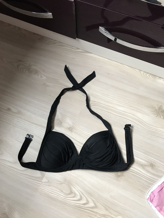 Siyah bikini üstü