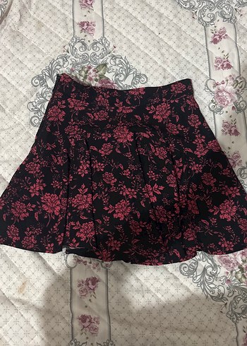 Bordo Çiçek Desenli Fırfırlı Mini Etek
