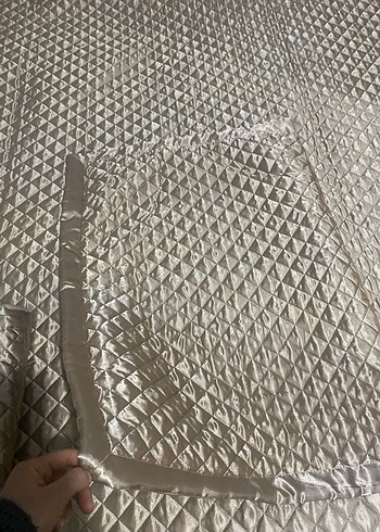 Sarı Parlak Kapitone Yatak Örtüsü - Görsel 3