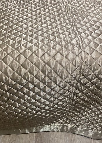 Sarı Parlak Kapitone Yatak Örtüsü - Görsel 2