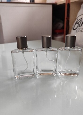 30 ML cam vidalı kapaklı parfüm şişesi.