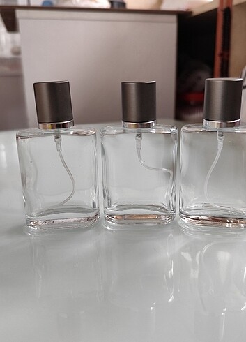 Diğer 30 ML cam vidalı kapaklı parfüm şişesi.