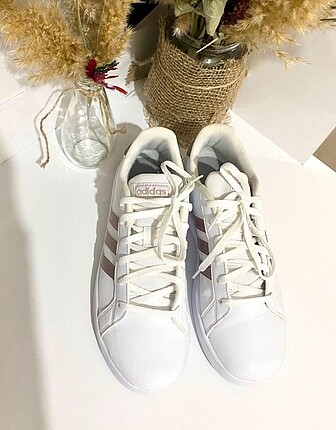 37.5 Beden Orijinal adidas beyaz ayakkabı