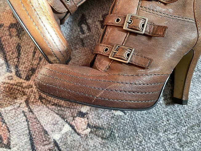 37 Beden Kemer detaylı bootie
