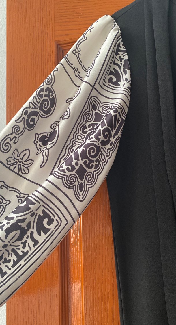 Desenli Kollu Siyah Uzun Elbise - Görsel 3