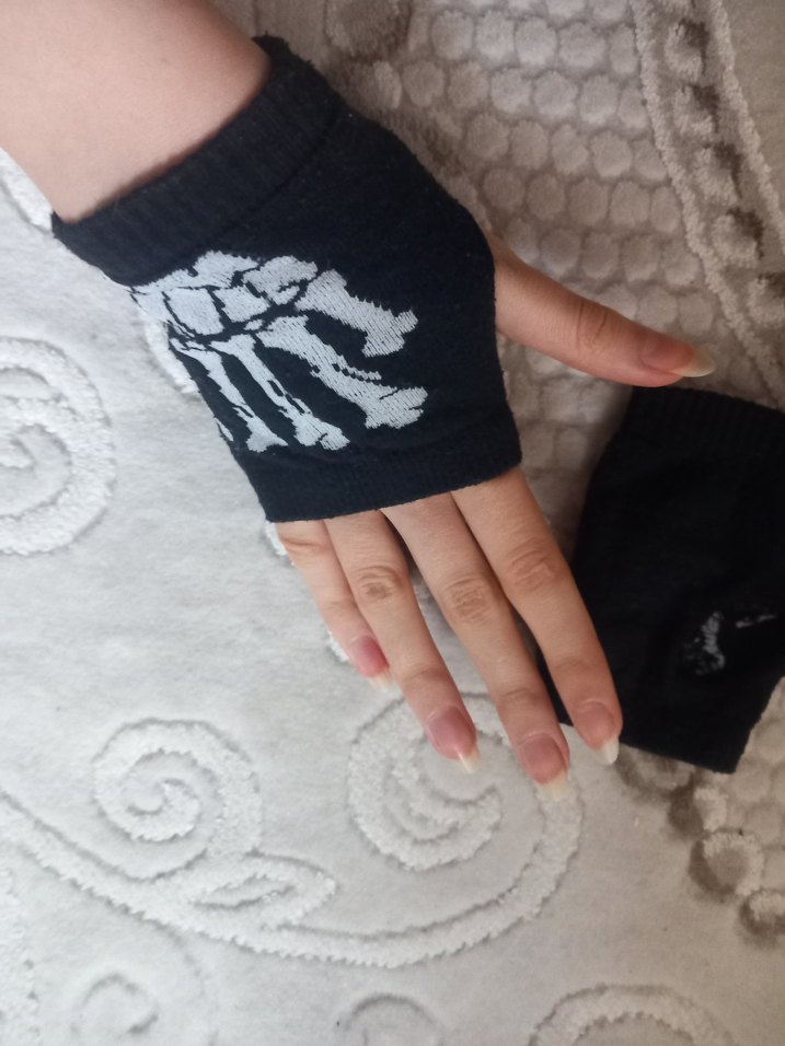 Siyah Kuru Kafalı Eldiven - Görsel 3