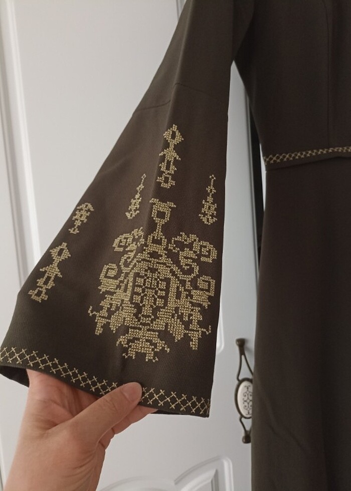 Nakış detaylı haki yeşil elbise - Görsel 4