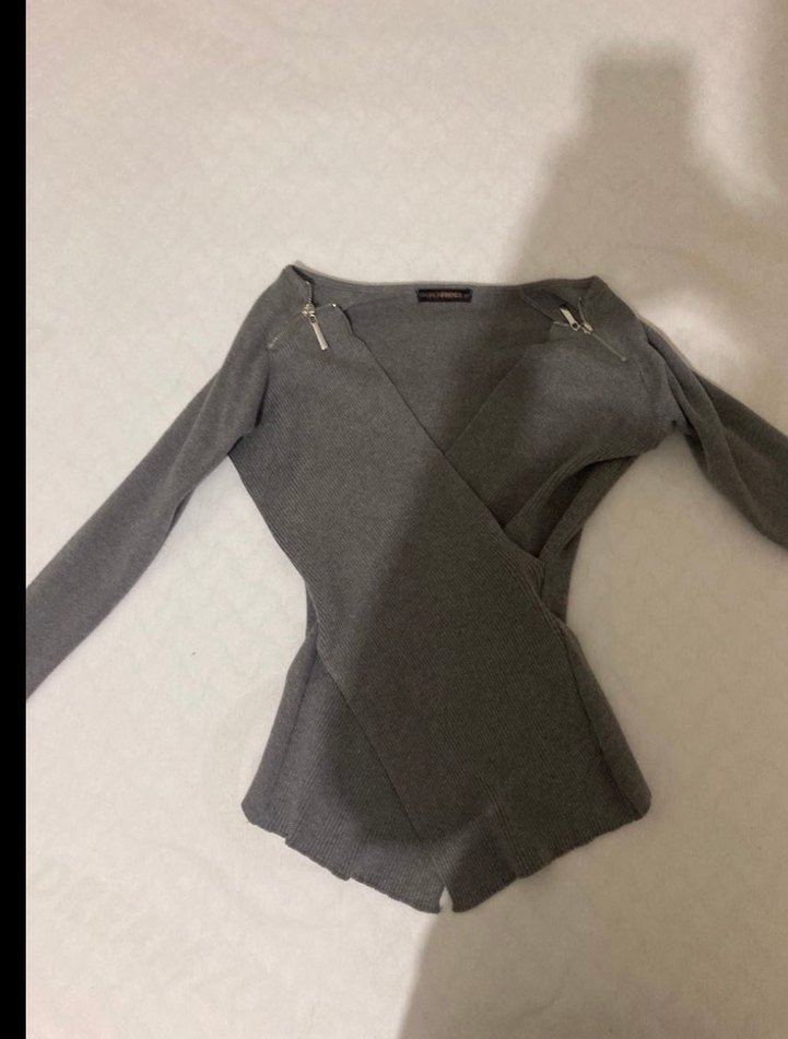 Gri V Yaka Kemerli Uzun Kollu Kadın Bluz - Görsel 2