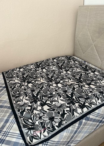 Gri Çiçek Desenli Kadın eşarp - Görsel 2