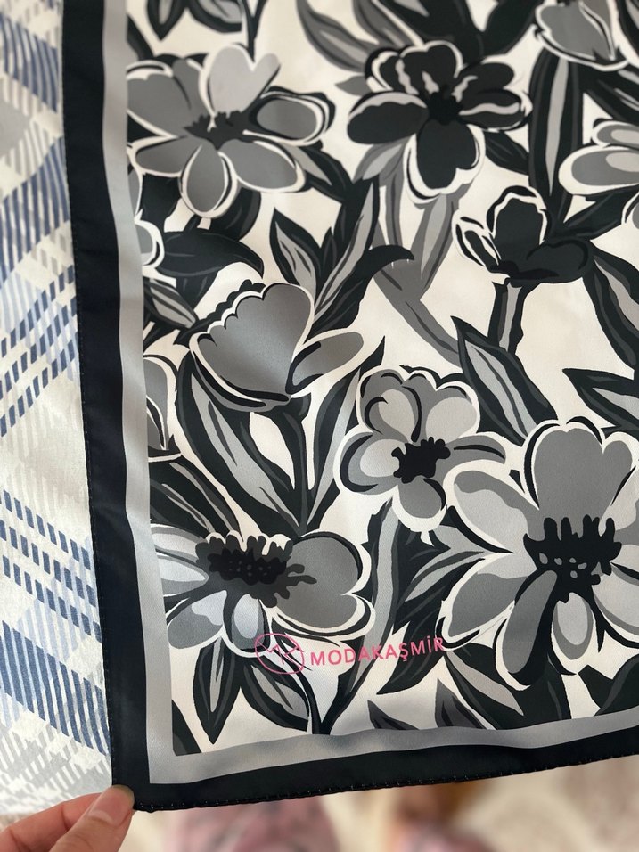 Gri Çiçek Desenli Kadın eşarp - Görsel 4