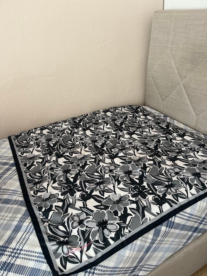 Gri Çiçek Desenli Kadın eşarp - Görsel 2