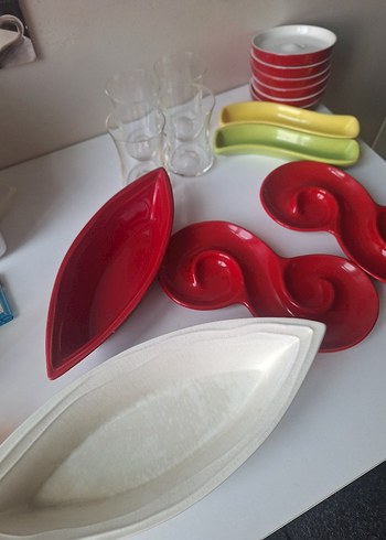 Canlı Kırmızı ve Beyaz Modern Servis Tabağı