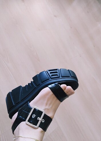 37 Beden BERSHKA SANDALET