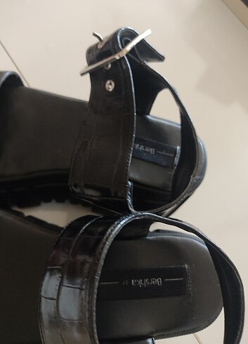 37 Beden siyah Renk BERSHKA SANDALET