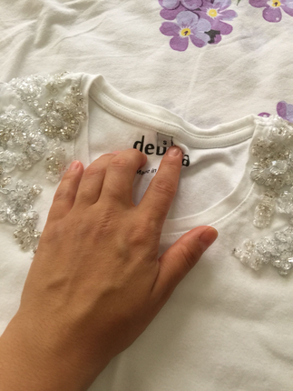 s Beden Omuzları taş işli tişört