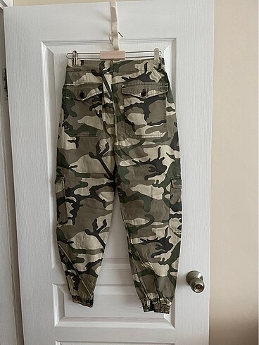 34 Beden Pull&Bear kamuflaj kargo pantolon