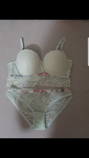 Yeni iç çamaşır takımı