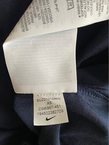 xs Beden lacivert Renk Nike orjinal tshirt