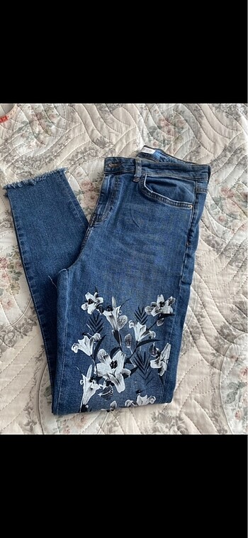 Zara çiçekl baskılı kot pantolon