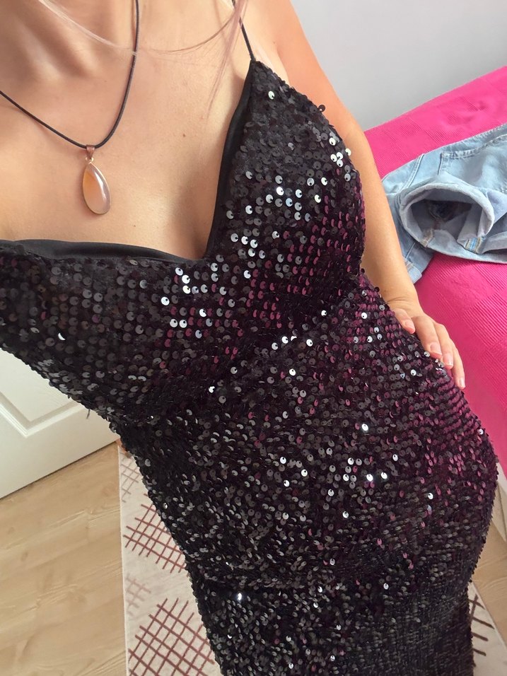 Siyah Parlak Uzun İnce Askılı Abiye Elbise - Görsel 4