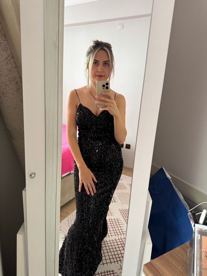 Siyah Parlak Uzun İnce Askılı Abiye Elbise - Görsel 3