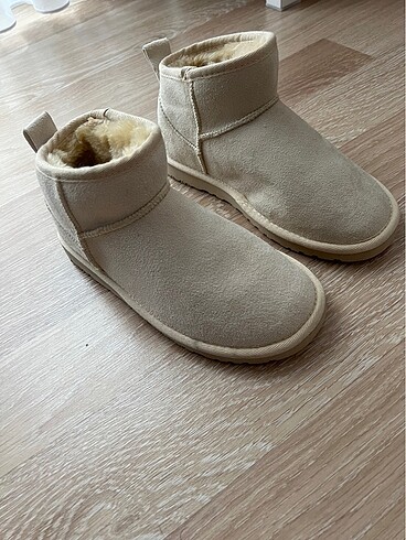 Ugg mini bot