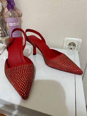 Kırmızı bantlı topuklu ayakkabı