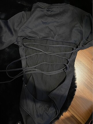 Önü kapalı arkası ip detaylı bodysuit