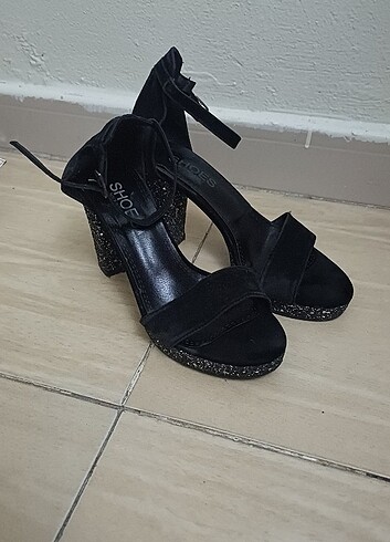 Kenarı simli bilekten baglamali tek bant kalın topuklu