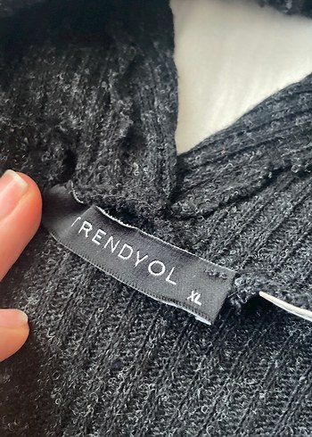 Kemer Detaylı V Yaka Kolsuz Bluz - Görsel 3