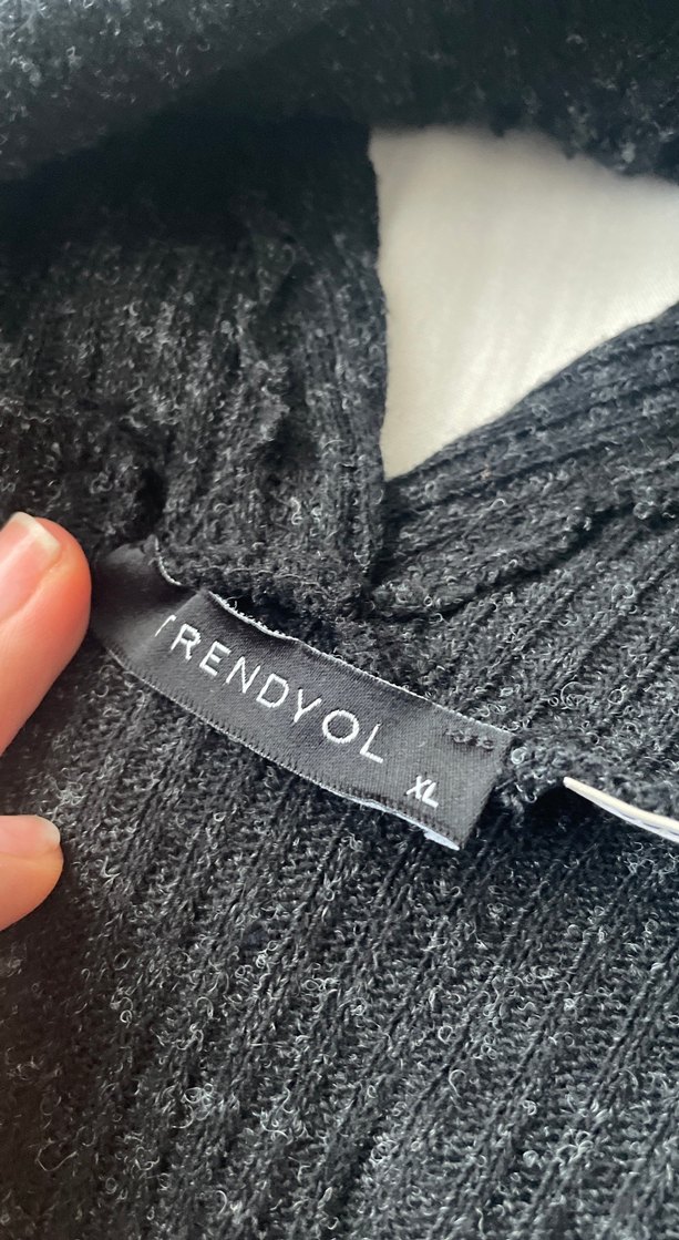 Kemer Detaylı V Yaka Kolsuz Bluz - Görsel 3