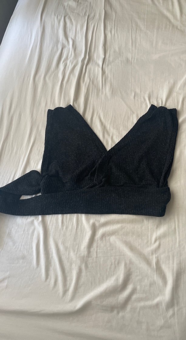 Kemer Detaylı V Yaka Kolsuz Bluz - Görsel 2