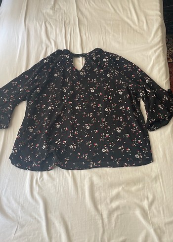 V Yaka Kemer Detaylı Siyah Desenli Bluz - Görsel 2