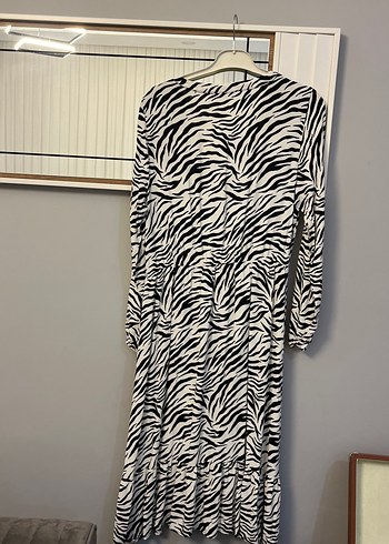 LC Waikiki Zebra Desenli Uzun Kollu Piliseli Uzun Elbise