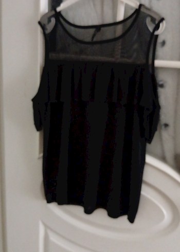 Siyah Dantel Detaylı Omuzları Açık Bluz - Görsel 4