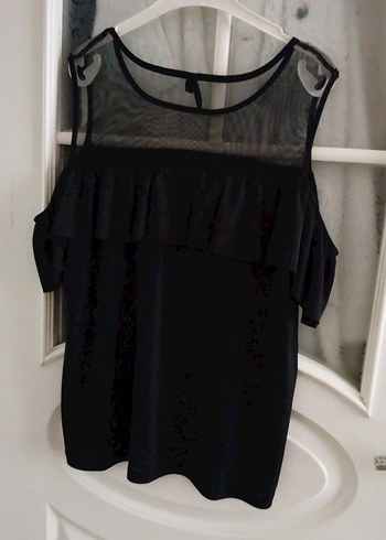 Siyah Dantel Detaylı Omuzları Açık Bluz - Görsel 2