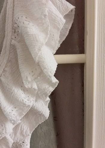 Beyaz Fırfırlı Kolsuz Keten Bluz - Görsel 5