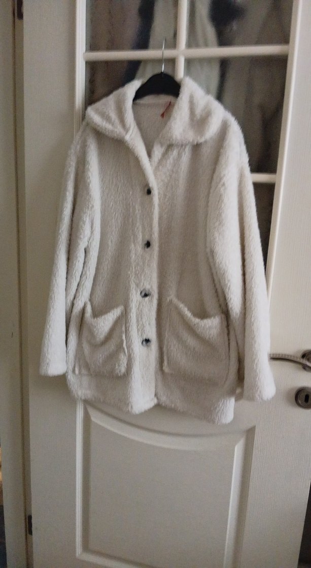 Peluş Düğmeli Beyaz Midi Kadın Ceket - Görsel 2