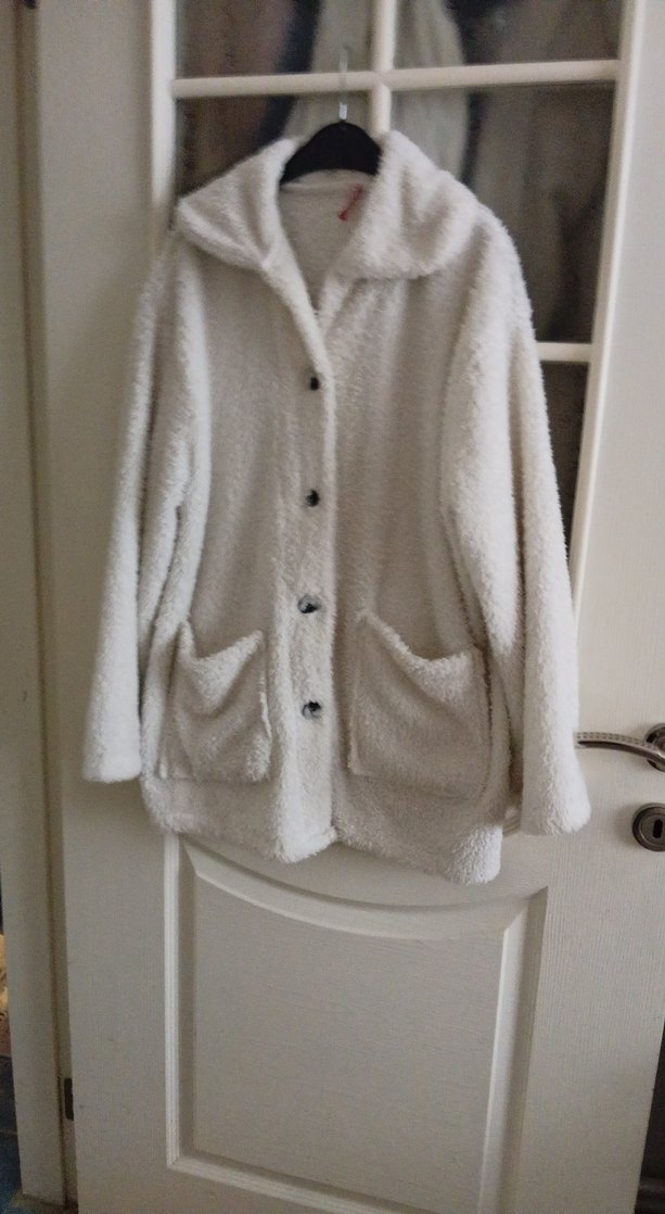 Peluş Düğmeli Beyaz Midi Kadın Ceket - Görsel 3