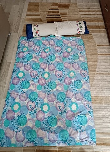 Beden Kanevceli iki adet bebek yastık ve bebek yorgani