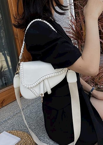 Beyaz Deri Nakışlı Tokalı Kadın Çanta
