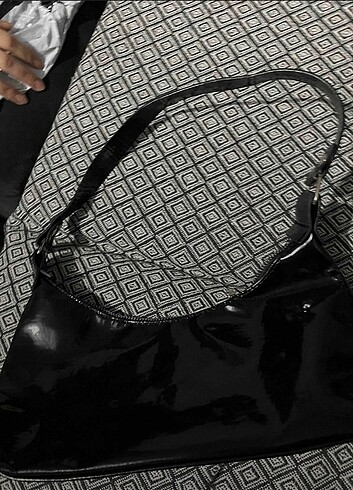 Stradivarius Siyah Rugan Kol Çantası