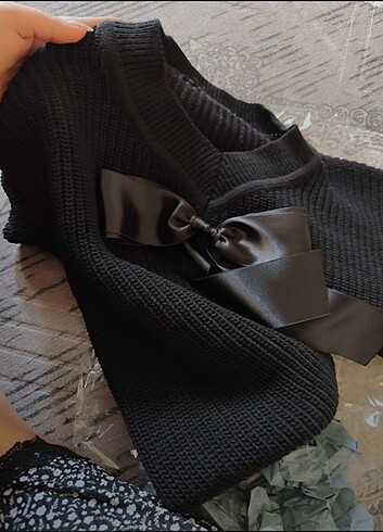 H&M Siyah Oversize Kurdele Detaylı V Yaka Triko Kazak