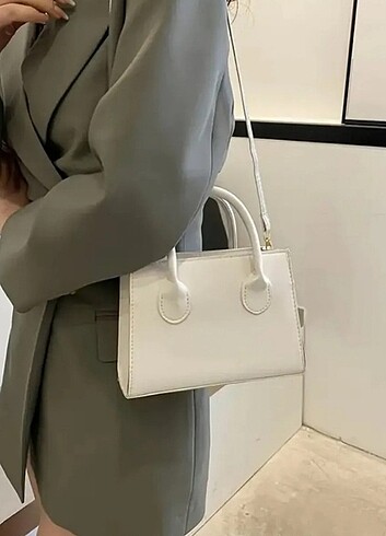 (Butik Ürünü) Bej Şık Askılı Fermuarlı Kare Çanta