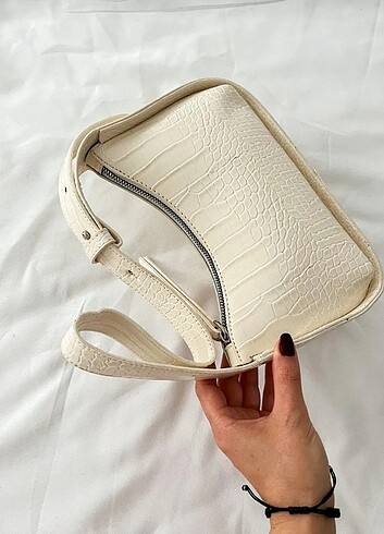 (Butik Ürünü) Bej Kroko Desenli Baget Kol Çantası