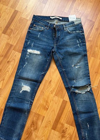 Zara Kadın Mavi Normal Kesim Yırtık Kot Pantolon