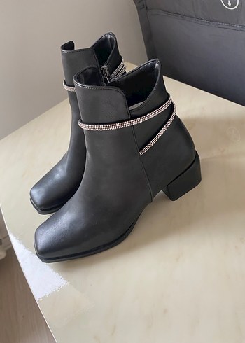 Siyah Deri Tokalı Blok Topuklu Kadın Bot - Görsel 2