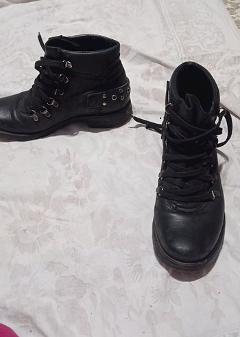 Siyah Deri Tokalı Blok Topuklu Bot - Görsel 2