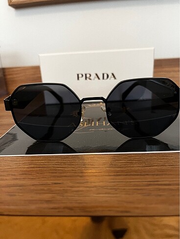 Prada güneş gözlüğü