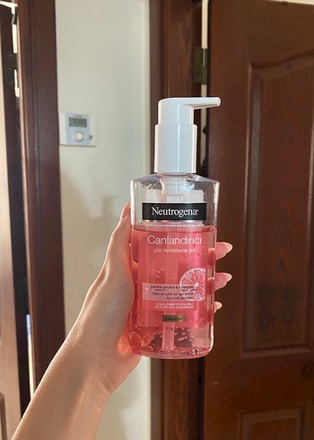 Neutrogena Canlandırıcı Yüz Temizleme Jeli